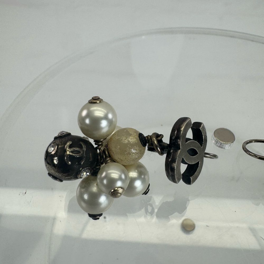 Chanel 04 A Vintage Elegant Pearl Cluster Earrings - Picture 11 of 12